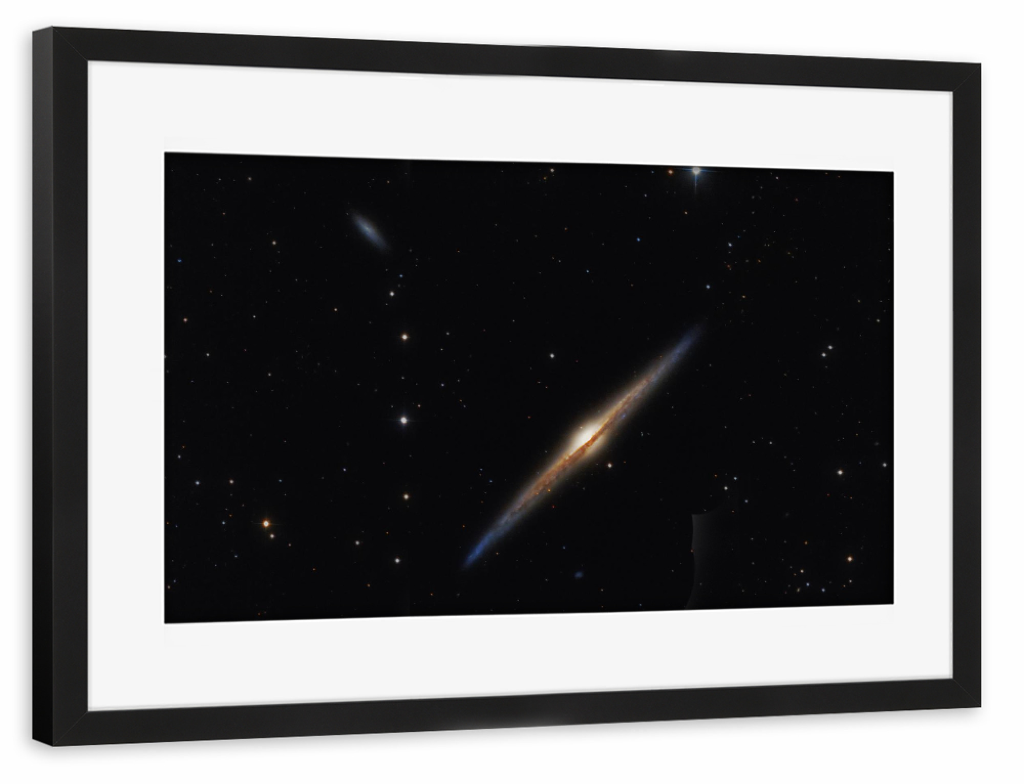 Poster mit Rahmen schwarz "Spindelgalaxie" artboxONE - Natur,Galaxy - Spindelgalaxie,Ngc 4565,Universum,Galaxie,Weltall,Weltraum,Sterne,Nebel