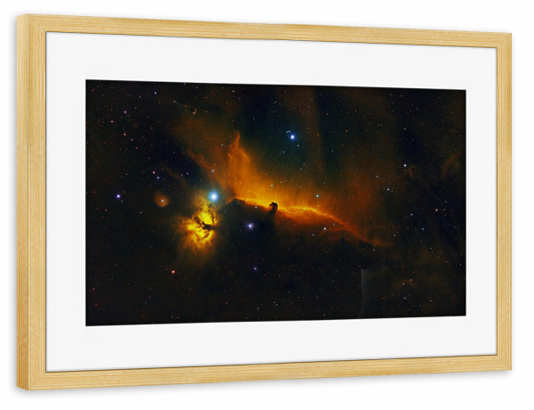 Poster mit Rahmen kiefer "Flammen- und Pferdekopfnebel in den Farben der Hubble-Palette" artboxONE - Natur,Fiktion