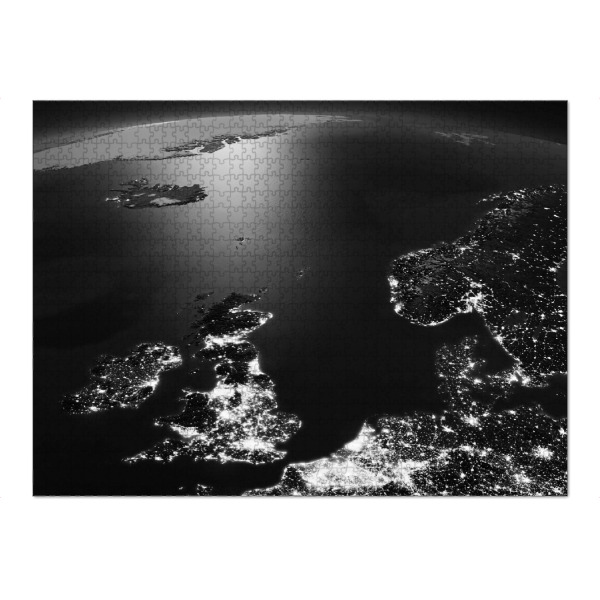 Puzzle Ravensburger "Northern Europe Night View From Space 2" artboxONE - Natur,Schwarzweiß,Galaxy