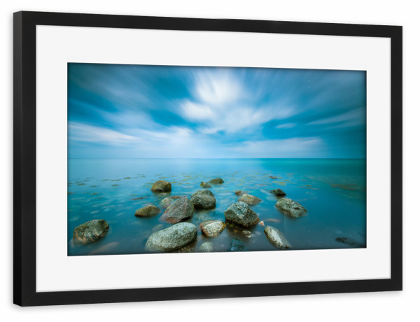 Poster mit Rahmen schwarz "Steine im Meer" artboxONE - Natur,Reise,Reise / Strand und Meer