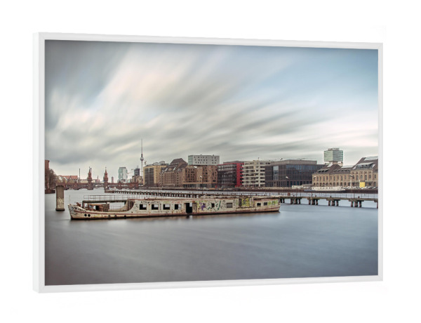 Poster mit weißem Rahmen "Berlin Osthafen 2" artboxONE - Städte / Berlin