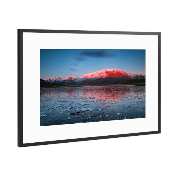 Poster mit Rahmen Schwarz (Metallic) "Pink" artboxONE - Natur - Italien,Vettore,Berg,Eis,See