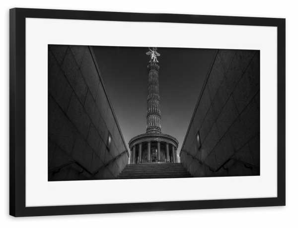 Poster mit Rahmen schwarz "Die Siegessäule" artboxONE - Städte / Berlin,Schwarzweiß