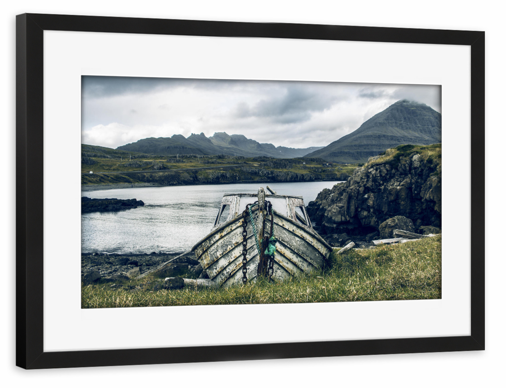 Poster mit Rahmen schwarz "Aged Boat" artboxONE - Natur,Reise - Boot,Strand,Gras,Wasser,Meer,Boot,Strand,Gras,Wasser,Meer