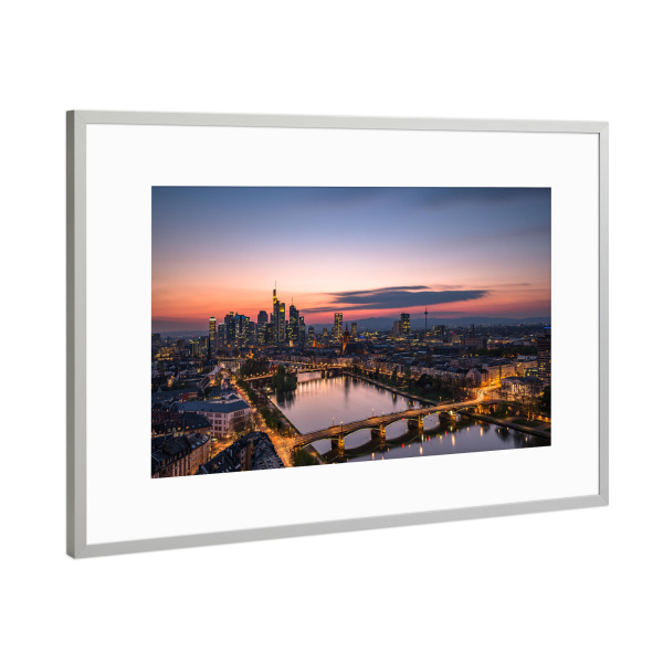 Poster mit Rahmen Silber "Frankfurt Skyline nach Sonnenuntergang" artboxONE - Städte / Frankfurt