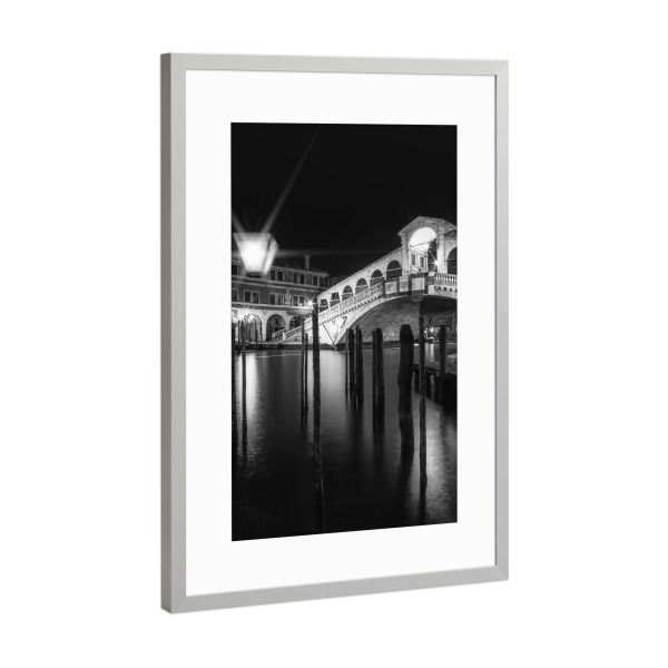Poster mit Rahmen Silber "VENEDIG Rialtobrücke bei Nacht" artboxONE - Städte,Schwarzweiß,Städte / Venedig