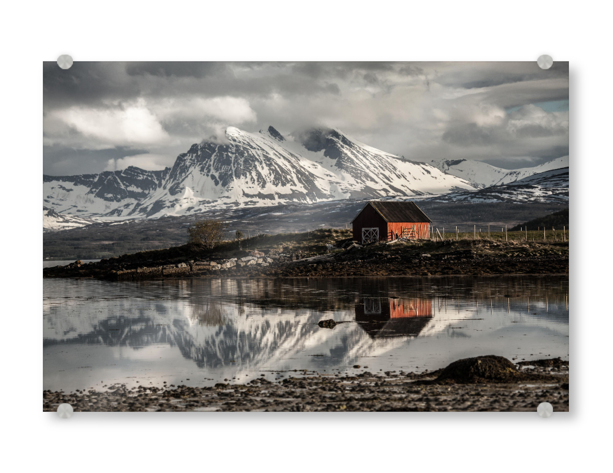 Acrylglasbild "Bootshaus" artboxONE - Natur - Bootshaus,Hütte,Spiegelung,Landschaft,Norwegen,Küste,Berge,Schneeberge,Wolken,Wasser,Skandinavien
