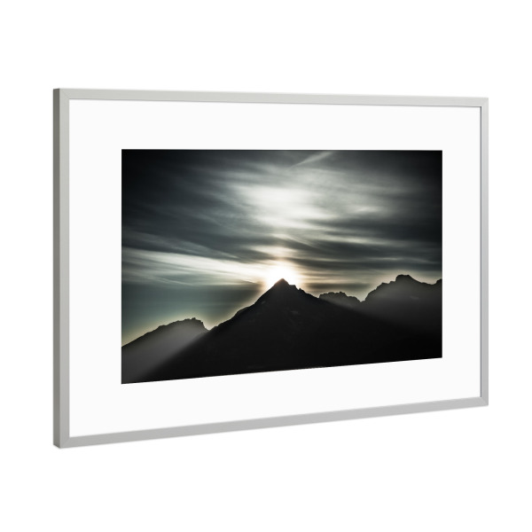 Poster mit Rahmen Silber "Bergsilhouette" artboxONE - Natur