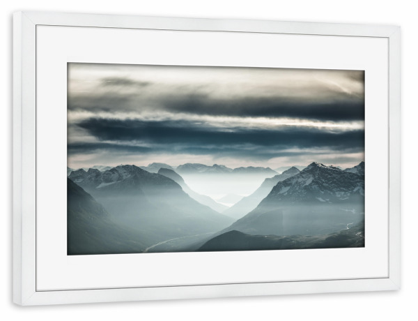 Poster mit Rahmen weiß "Nebelberge" artboxONE - Natur - Berge,Straße,Tal,Wolken,Himmel,Nebel,Dunst,Schnee,Schneeberge,Norwegen,Landschaft,Skandinavien