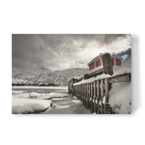Leinwandbild "Schneesteg" artboxONE - Natur,Reise - Steg,Bootssteg,Holzsteg,Anlegestelle,Fjord,Schnee,Eis,Wolken,Norwegen,Skandinavien