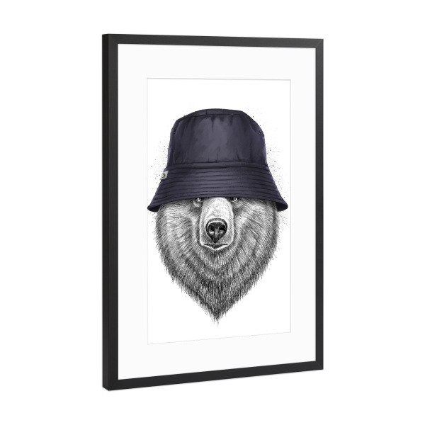 Poster mit Rahmen Schwarz (Metallic) "Bear in hat" artboxONE - Natur,Tiere,Schwarzweiß,Fashion