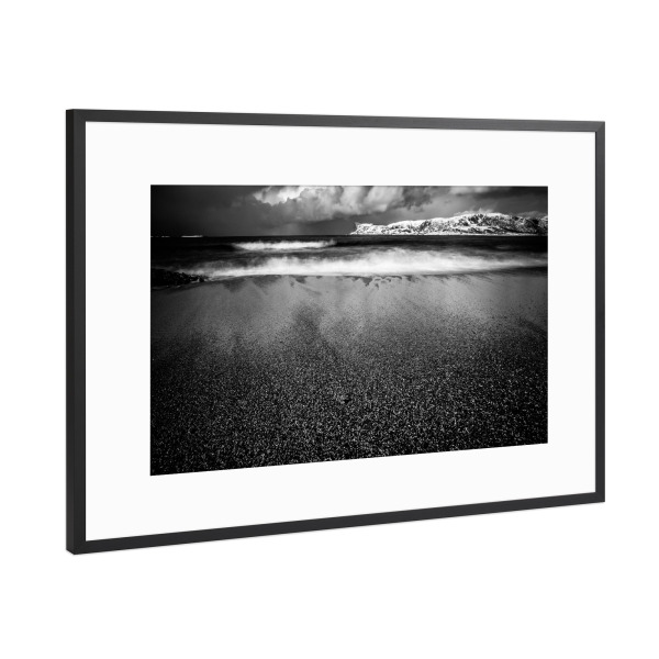 Poster mit Rahmen Schwarz (Metallic) "Kiesstrand BW" artboxONE - Natur,Schwarzweiß,Reise / Strand und Meer