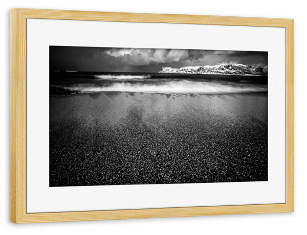 Poster mit Rahmen kiefer "Kiesstrand BW" artboxONE - Natur,Schwarzweiß,Reise / Strand und Meer