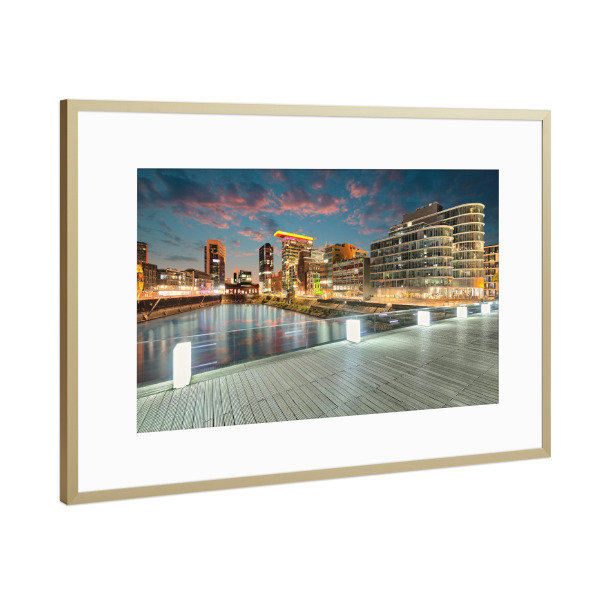 Poster mit Rahmen Gold "Medienhafen" artboxONE - Städte / Düsseldorf - Medienhafen,Hafenspitze,Düsseldorf,Nordrhein-westfalen,Rhein,Wasser,Dämmerung