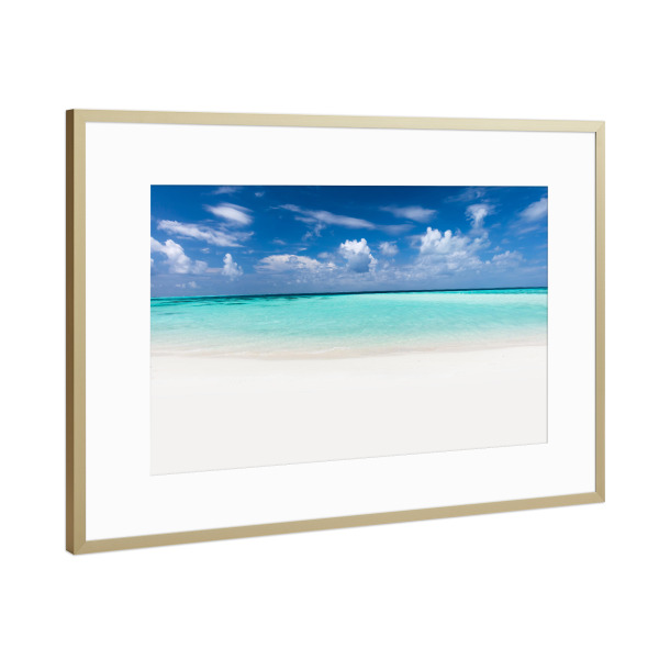 Poster mit Rahmen Gold "Tropical beach with white sand and clear turquoise ocean. Maldives" artboxONE - Reise,Reise / Strand und Meer