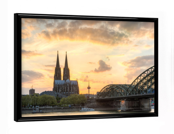 Poster mit schwarzem Rahmen "Glühender Himmel über Köln" artboxONE - Städte / Köln