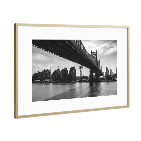 Poster mit Rahmen Gold "QUEENSBORO BRIDGE, NYC 2" artboxONE - Städte,Städte / New York,Reise,Schwarzweiß,Architektur,Reise / Länder