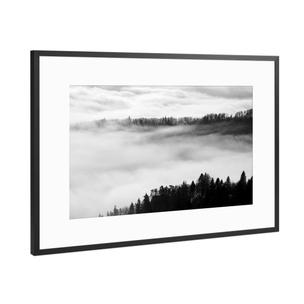 Poster mit Rahmen Schwarz (Metallic) "Fog 02" artboxONE - Natur,Reise,Schwarzweiß - Nebel,Wald,Berg,Landschaft,Natur,Minimalistisch,Ruhig,Traum,Winter