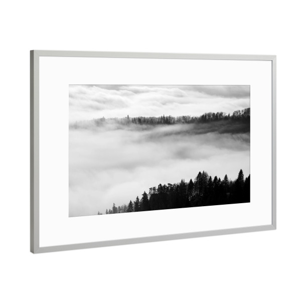 Poster mit Rahmen Silber "Fog 02" artboxONE - Natur,Reise,Schwarzweiß - Nebel,Wald,Berg,Landschaft,Natur,Minimalistisch,Ruhig,Traum,Winter