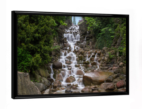 Poster mit schwarzem Rahmen "Wasserfall im Viktoriapark 2" artboxONE - Natur