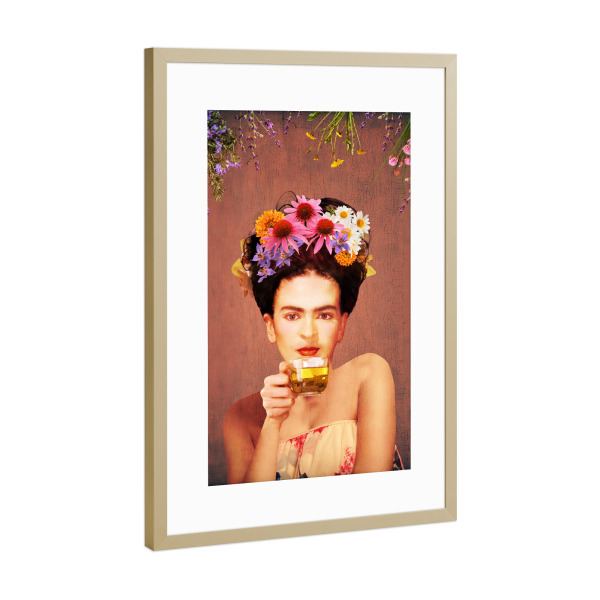 Poster mit Rahmen Gold "Frida Drinking Tea" artboxONE - Menschen