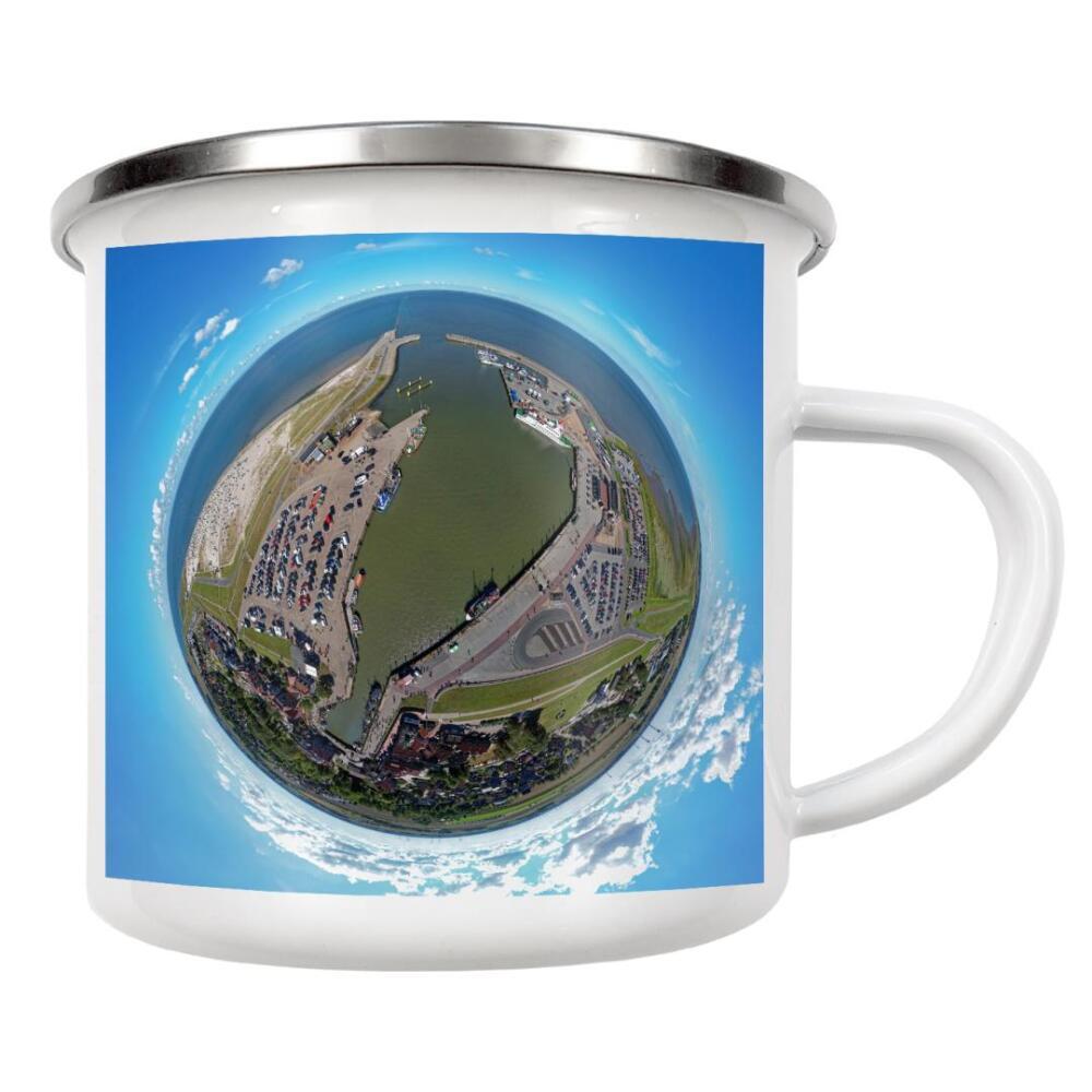 Emaille Tasse "Neuharlingersiel - Fährhafen; 50m" artboxONE - Städte,Natur,Reise,Architektur,Reise / Strand und Meer