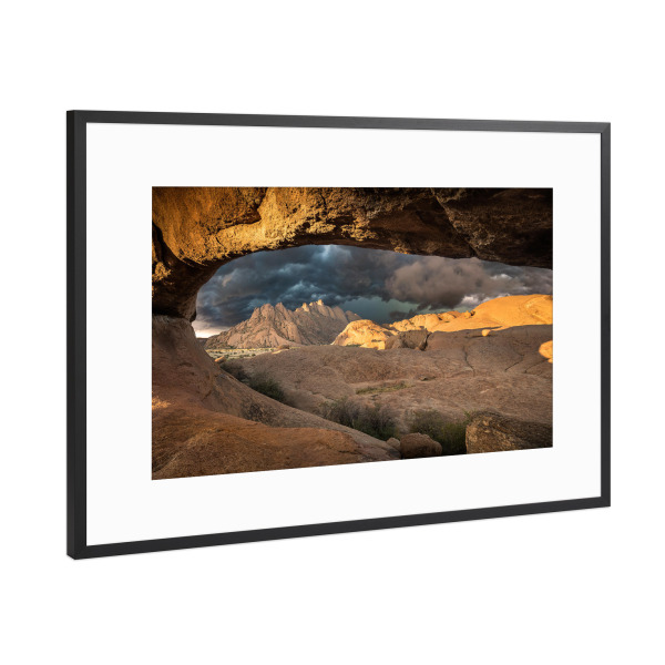 Poster mit Rahmen Schwarz (Metallic) "Spitzkoppe Felsbogen" artboxONE - Natur,Reise,Reise / Afrika