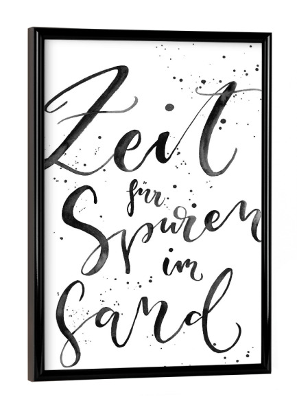 Poster mit schwarzem Rahmen "Spuren im Sand" artboxONE - Typografie,Schwarzweiß,Reise / Strand und Meer