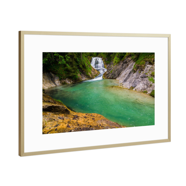 Poster mit Rahmen Gold "Wasserfall in den Alpen" artboxONE - Natur,Reise