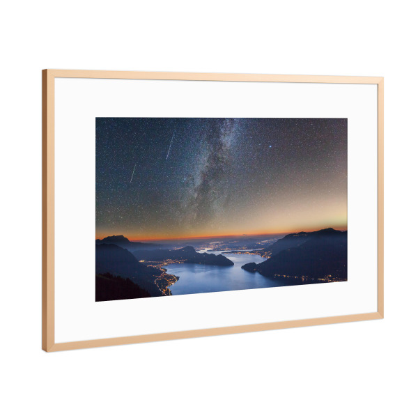 Poster mit Rahmen Kupfer "Zwei Sternschnuppen" artboxONE - Natur - See,Schweiz,Landschaft,Sternschnuppe,Nacht,Himmel,Milchstrasse