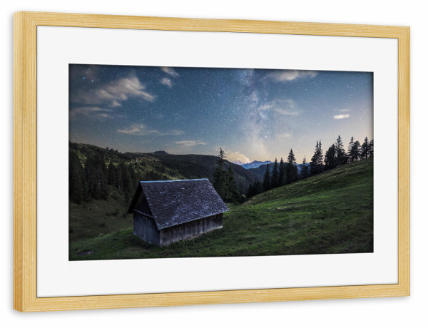 Poster mit Rahmen kiefer "Einsame Hütte" artboxONE - Natur,Architektur - Milchstrasse,Sterne,Nacht,Hütte,Stall,Schweiz,Landschaft,Himmel,Sternenhimmel