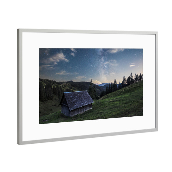 Poster mit Rahmen Silber "Einsame Hütte" artboxONE - Natur,Architektur - Milchstrasse,Sterne,Nacht,Hütte,Stall,Schweiz,Landschaft,Himmel,Sternenhimmel
