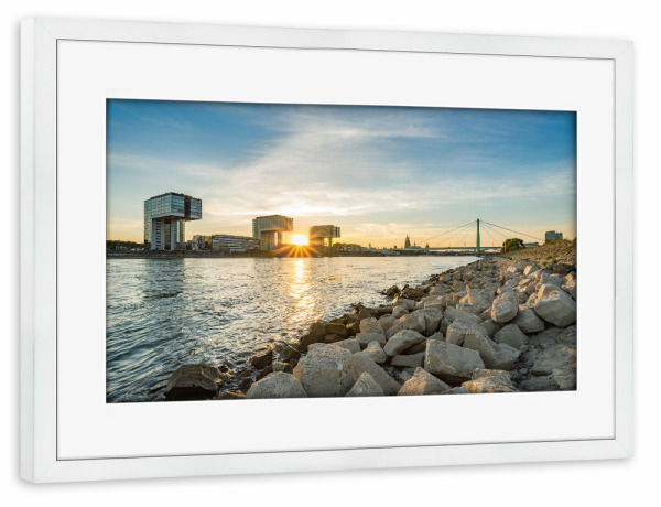 Poster mit Rahmen weiß "Köln Skyline am Rheinufer" artboxONE - Städte,Städte / Köln,Reise,Architektur