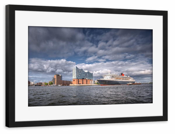 Poster mit Rahmen schwarz "Elbphilharmonie & Queen Mary 2" artboxONE - Städte,Städte / Hamburg,Reise,Architektur,Reise / Strand und Meer