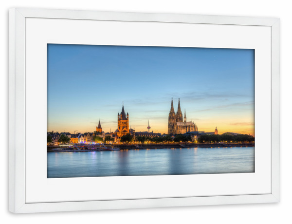 Poster mit Rahmen weiß "Abends in Köln" artboxONE - Städte / Köln,Reise,Architektur