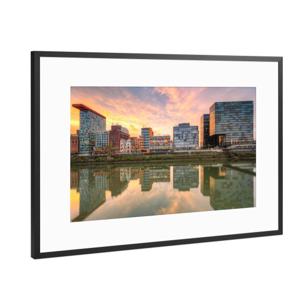 Poster mit Rahmen Schwarz (Metallic) "Düsseldorf Spiegelung Medienhafen" artboxONE - Reise,Architektur,Städte / Düsseldorf