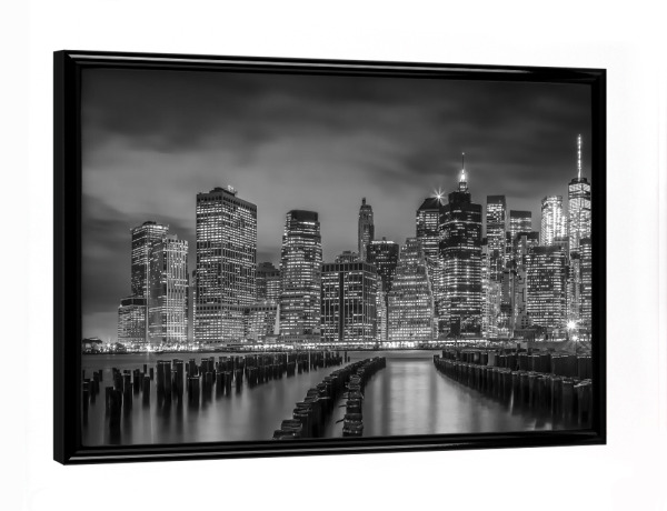 Poster mit schwarzem Rahmen "MANHATTAN SKYLINE Am Abend" artboxONE - Städte,Städte / New York,Reise,Schwarzweiß,Architektur,Reise / Länder