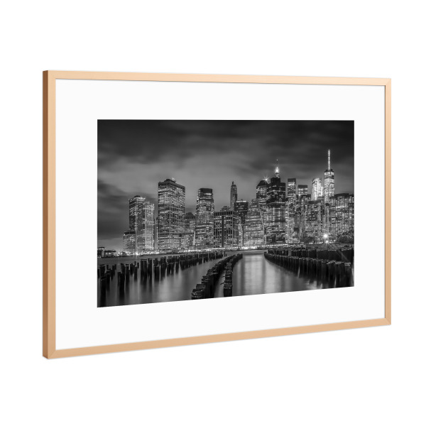 Poster mit Rahmen Kupfer "MANHATTAN SKYLINE Am Abend" artboxONE - Städte,Städte / New York,Reise,Schwarzweiß,Architektur,Reise / Länder