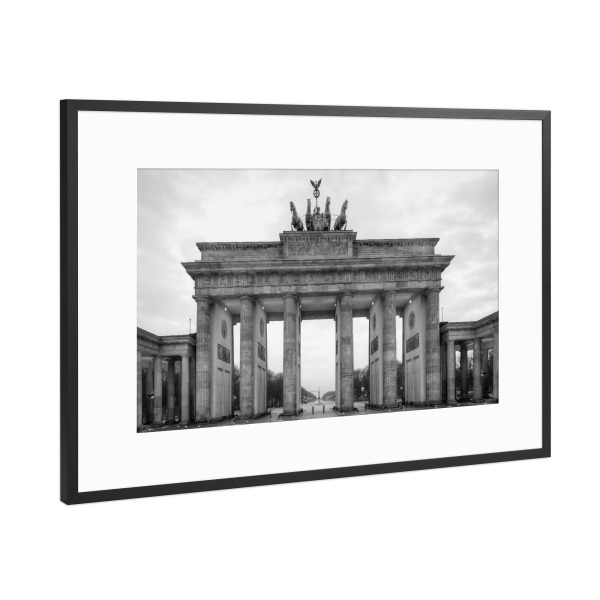 Poster mit Rahmen Schwarz (Metallic) "Brandenburger Tor schwarzweiß" artboxONE - Städte,Städte / Berlin,Schwarzweiß,Architektur