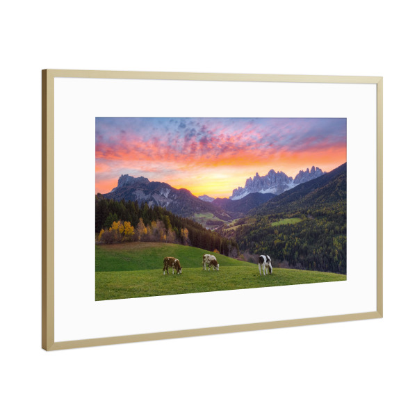 Poster mit Rahmen Gold "Villnöss Südtirol Sonnenaufgang" artboxONE - Natur,Reise,Reise / Länder
