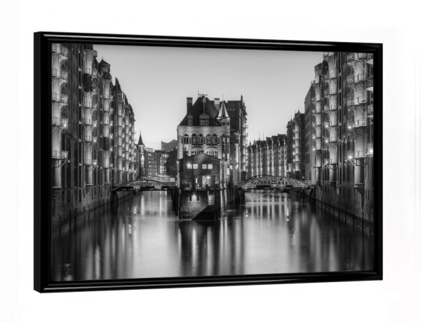 Poster mit schwarzem Rahmen "Hamburg Wasserschloss" artboxONE - Städte / Hamburg,Reise,Schwarzweiß,Architektur