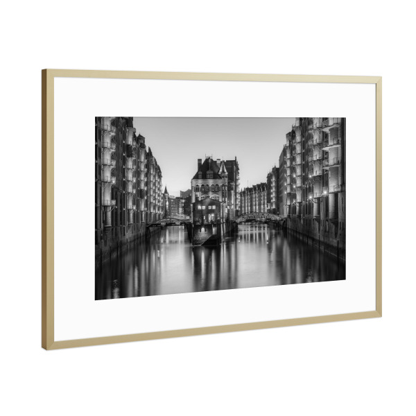 Poster mit Rahmen Gold "Hamburg Wasserschloss" artboxONE - Städte / Hamburg,Reise,Schwarzweiß,Architektur