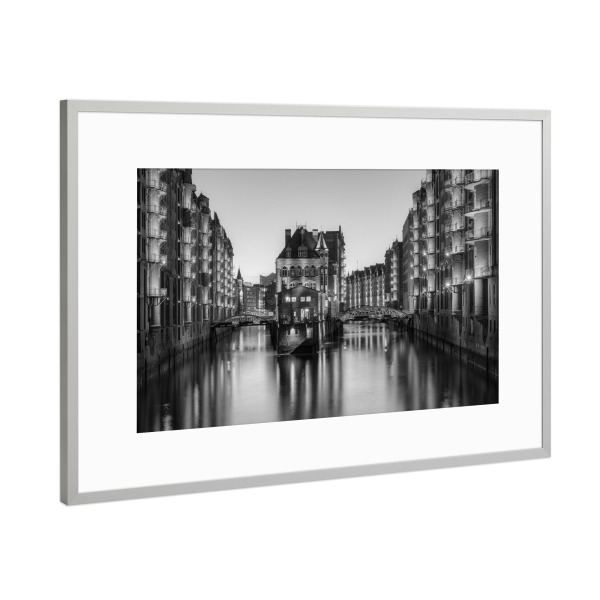 Poster mit Rahmen Silber "Hamburg Wasserschloss" artboxONE - Städte / Hamburg,Reise,Schwarzweiß,Architektur
