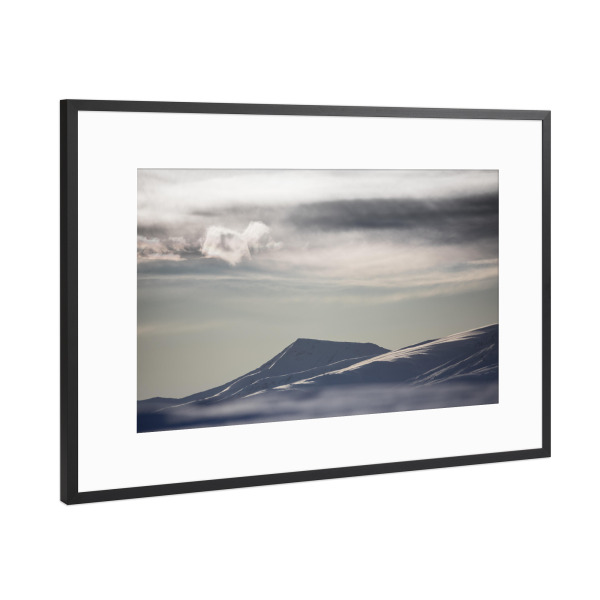 Poster mit Rahmen Schwarz (Metallic) "Snowy Mountain" artboxONE - Natur