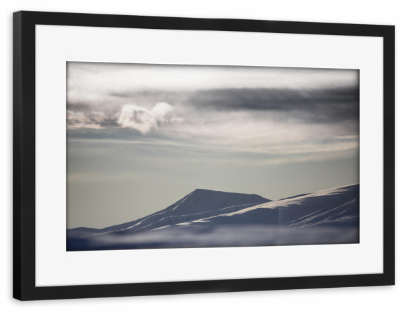 Poster mit Rahmen schwarz "Snowy Mountain" artboxONE - Natur