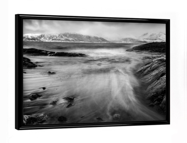Poster mit schwarzem Rahmen "Coast B&W" artboxONE - Natur,Schwarzweiß - Norwegen,Nordnorwegen,Skandinavien,Küste,Schwarzweiß,Arktis,Arktisch,Strand