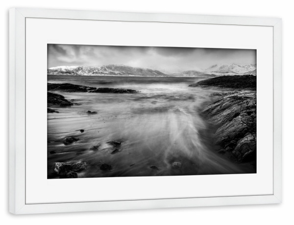 Poster mit Rahmen weiß "Coast B&W" artboxONE - Natur,Schwarzweiß - Norwegen,Nordnorwegen,Skandinavien,Küste,Schwarzweiß,Arktis,Arktisch,Strand