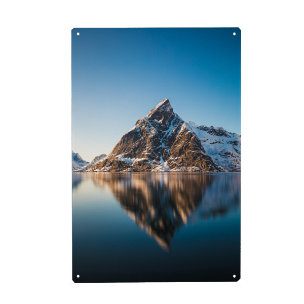 Metall Poster "The Mountain" artboxONE - Natur,Reise - Mountain,Berg,Lofoten,Norwegen,Skandinavien,Nordnorwegen,Insel,Spiegelung,Gebirge,Küste,Felsen