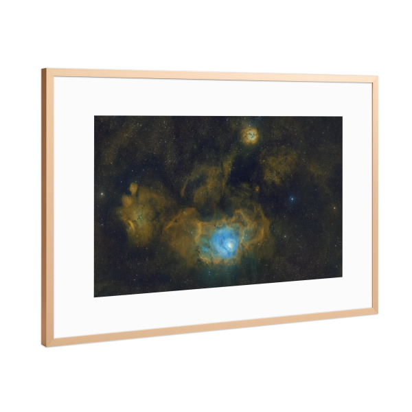 Poster mit Rahmen Kupfer "Lagunen- und Trifidnebel Hubble" artboxONE - Natur