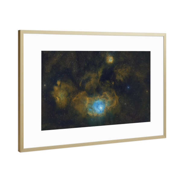 Poster mit Rahmen Gold "Lagunen- und Trifidnebel Hubble" artboxONE - Natur